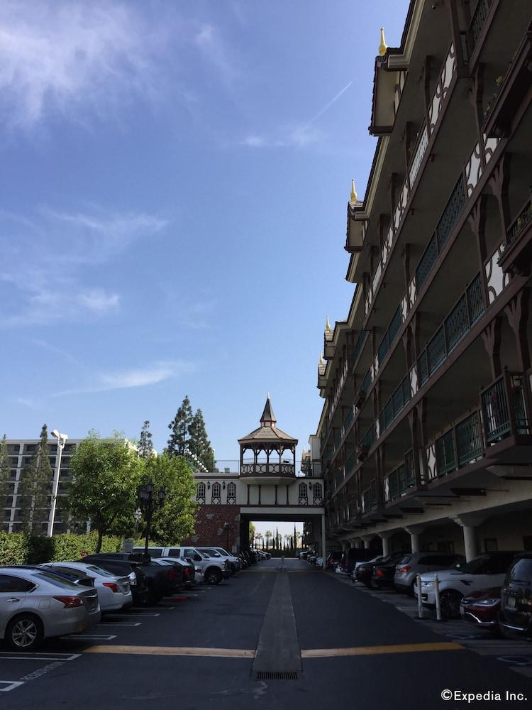 Anaheim Camelot Inn & Suites Zewnętrze zdjęcie