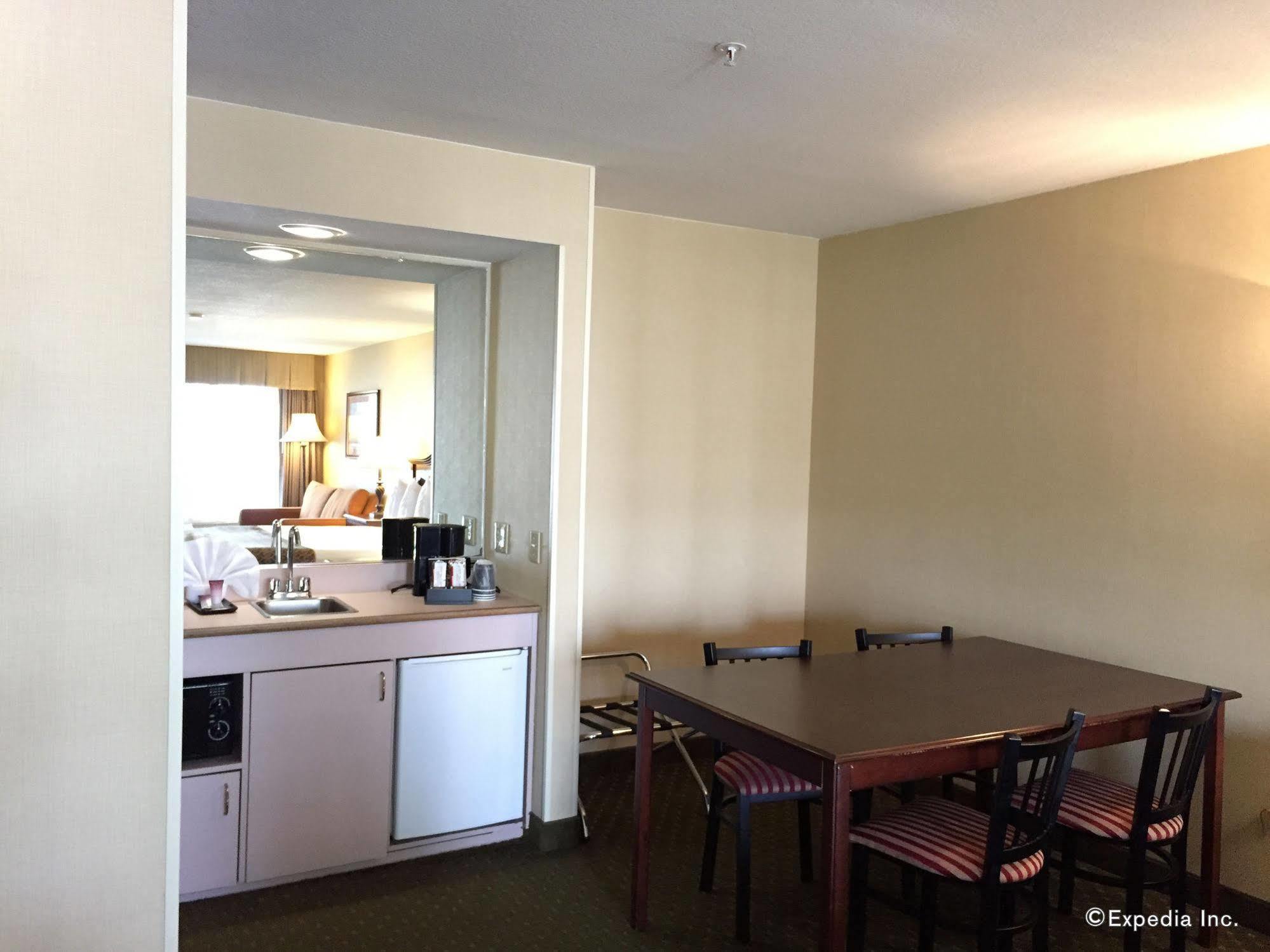 Anaheim Camelot Inn & Suites Zewnętrze zdjęcie