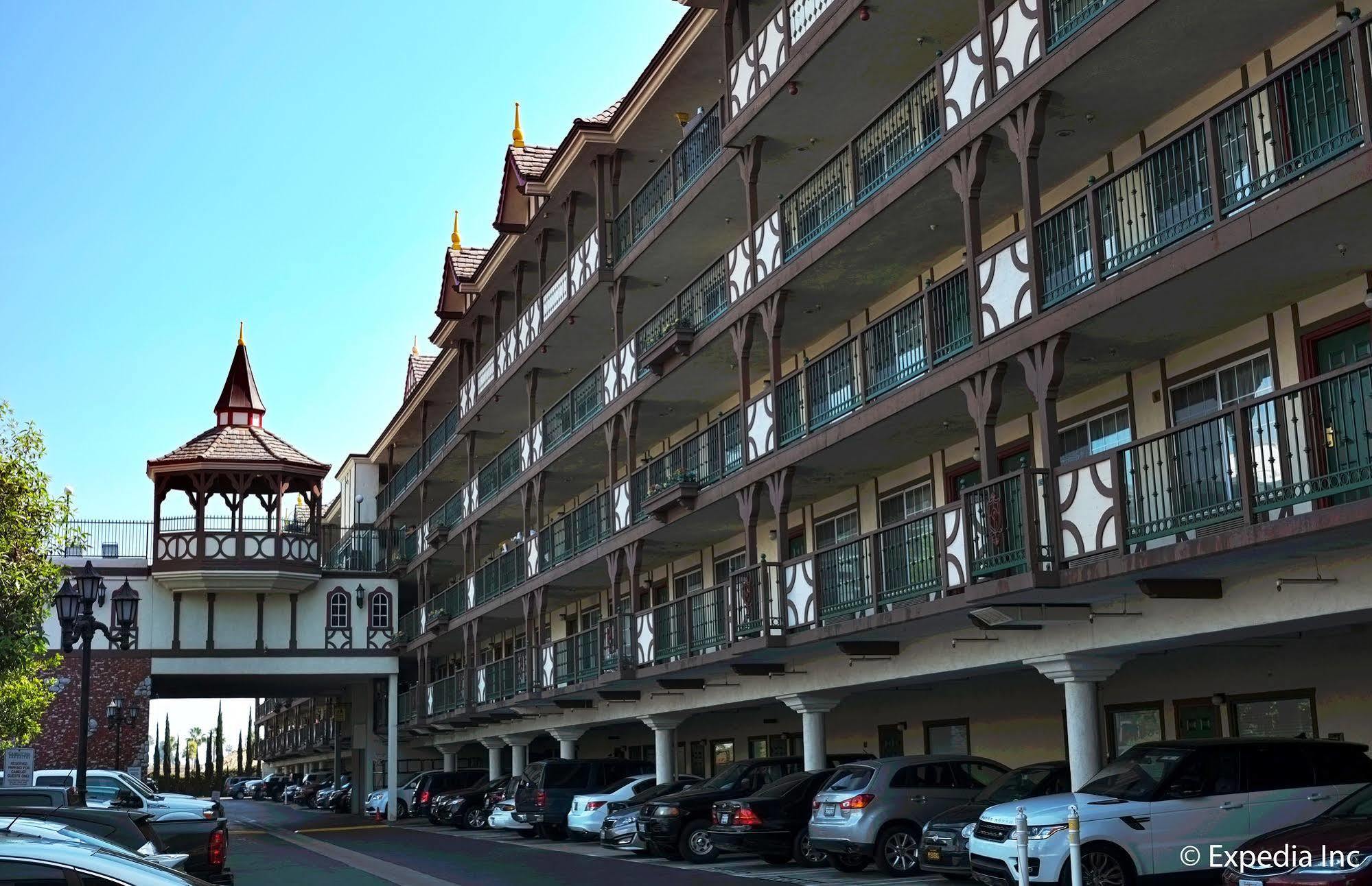 Anaheim Camelot Inn & Suites Zewnętrze zdjęcie