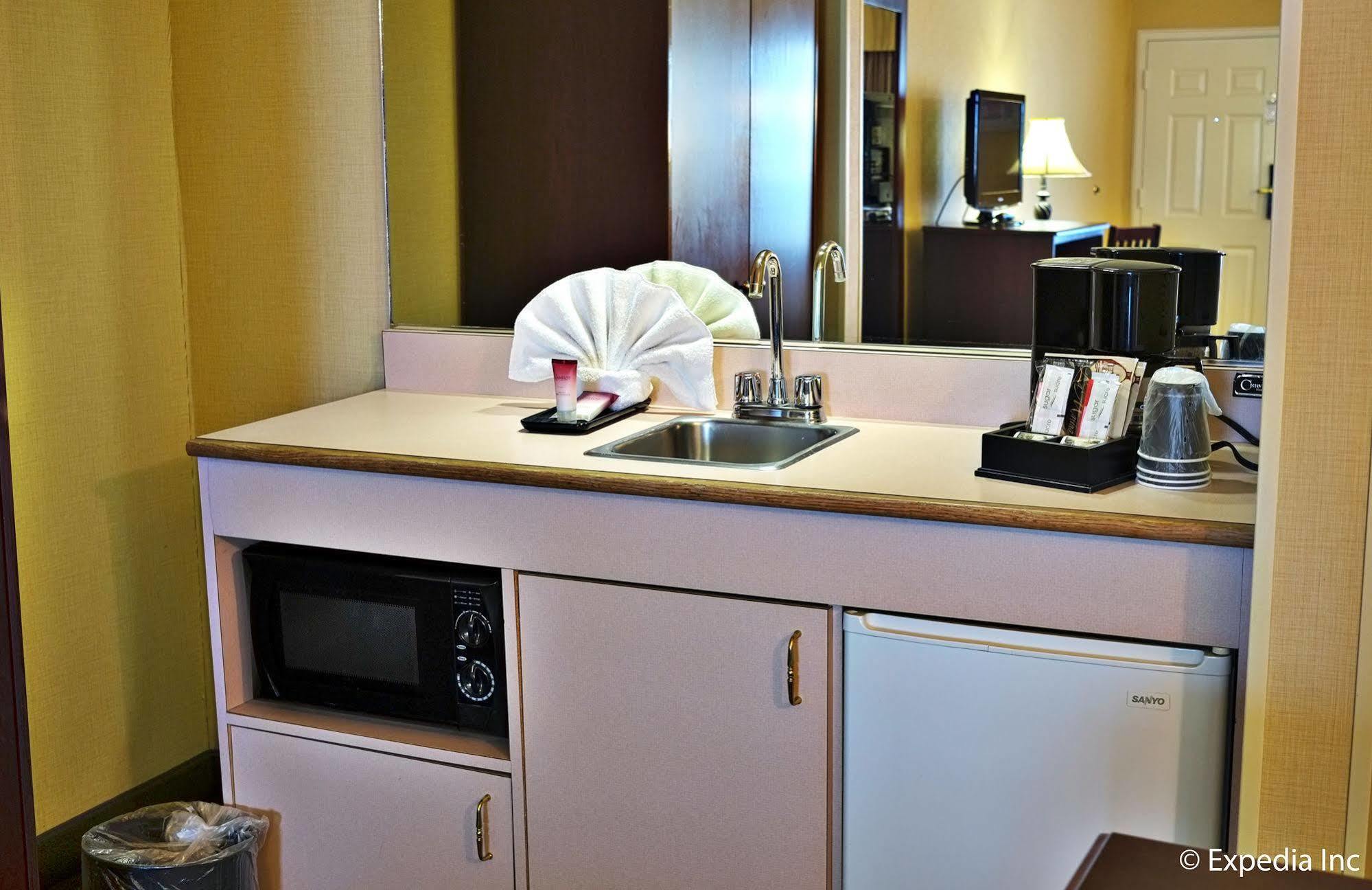 Anaheim Camelot Inn & Suites Zewnętrze zdjęcie
