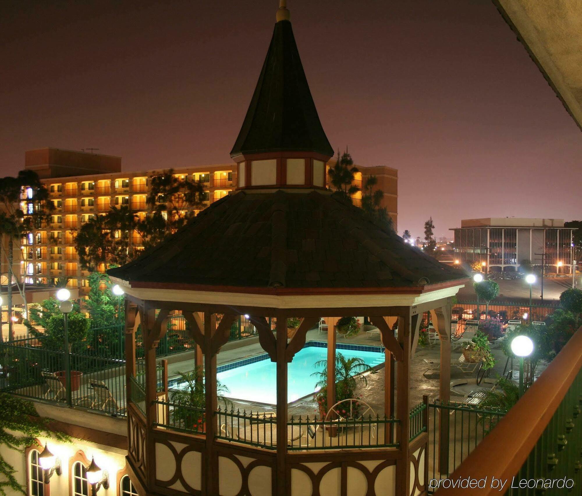 Anaheim Camelot Inn & Suites Zewnętrze zdjęcie