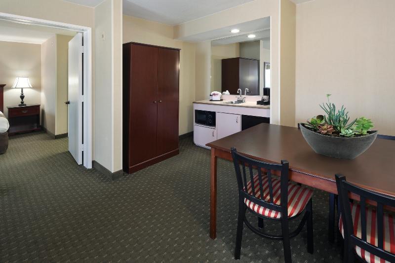 Anaheim Camelot Inn & Suites Zewnętrze zdjęcie