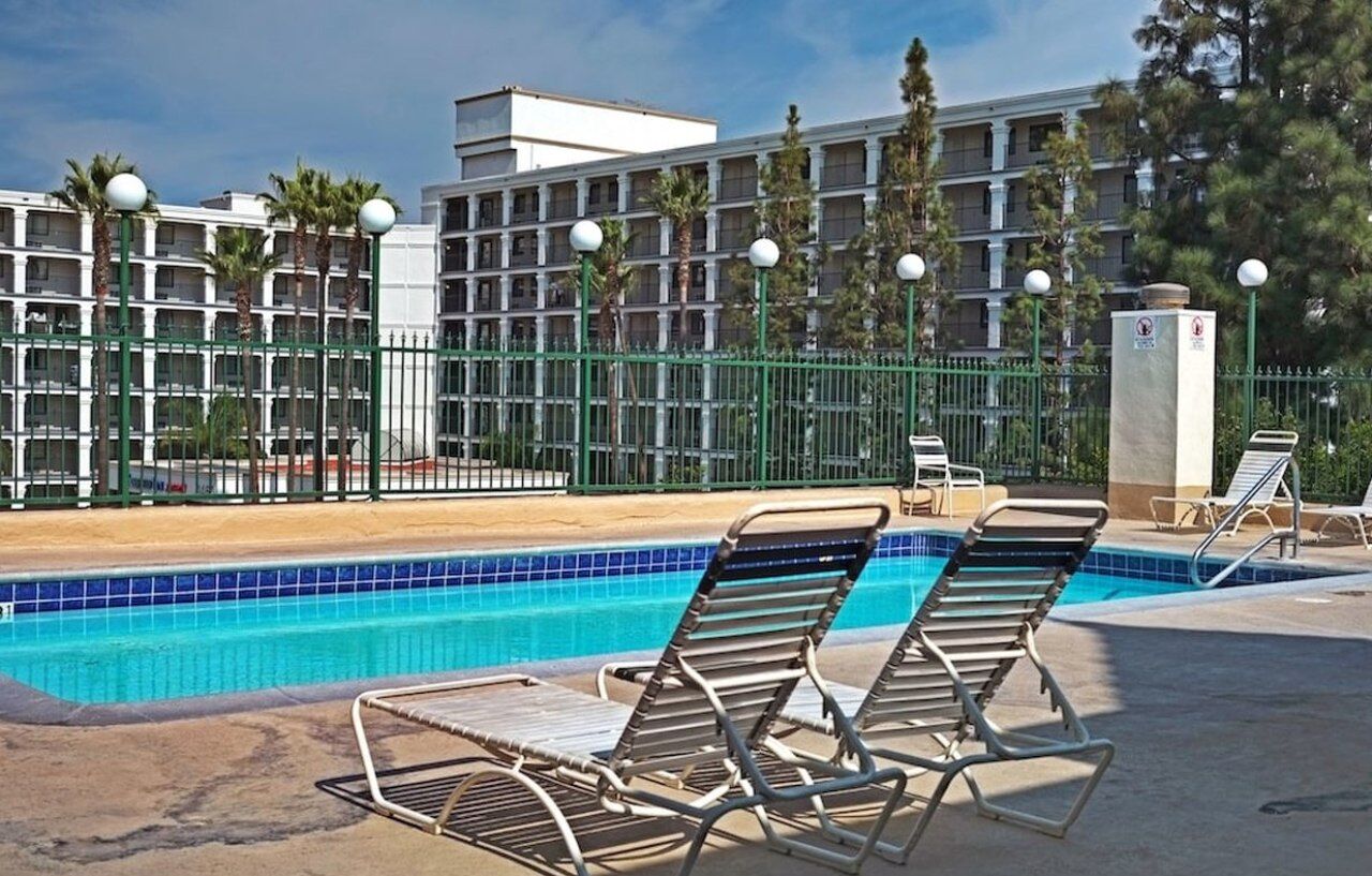 Anaheim Camelot Inn & Suites Zewnętrze zdjęcie